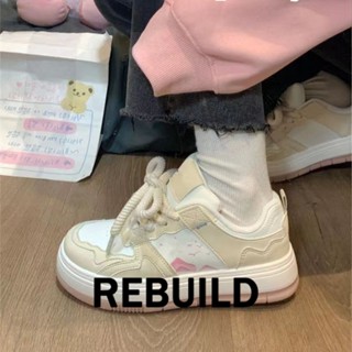 REBUILD รองเท้าผ้าใบผู้หญิง สีขาว พื้นหนา รองเท้าผ้าใบส้นสูงส้นหนา รองเท้าแฟชั่น ผูกเชือก 2023 NEW FYD2390QHZ 37Z230913