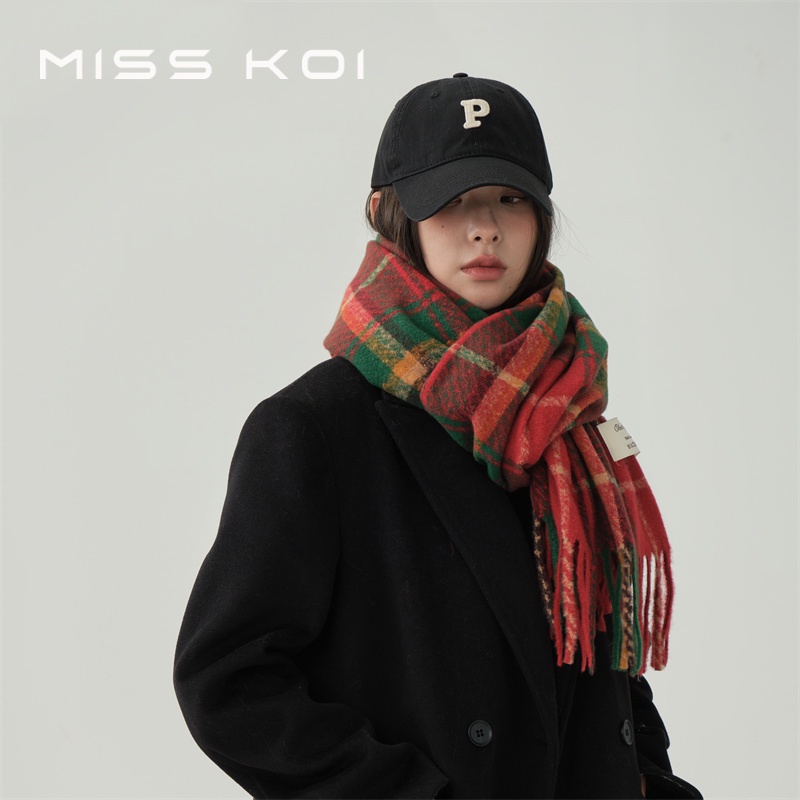 Misskoi [คลังสินค้าพร้อม] สไตล์ใหม่เวอร์ชั่นเกาหลีคริสต์มาสลายสก๊อตเอี๊ยมใหญ่ทงแดมุนหนาทุกการแข่งขันผ้าคลุมไหล่ปีใหม่ยาวนักเรียนผ้าพันคอที่อบอุ่น
