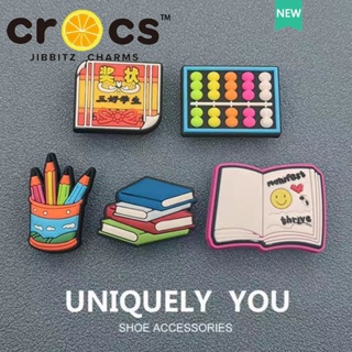 Jibbitz crocs charm หัวเข็มขัดรองเท้า อุปกรณ์เสริมการเรียนรู้ ชุดการ์ตูนน่ารัก หัวเข็มขัดตกแต่ง