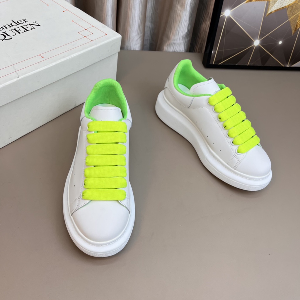 Alexander MQUEEN MQUEEN รองเท้าผ้าใบลําลอง ส้นหนา พื้นเรืองแสง สีขาว สีเหลือง สีเขียว คุณภาพสูง สําห