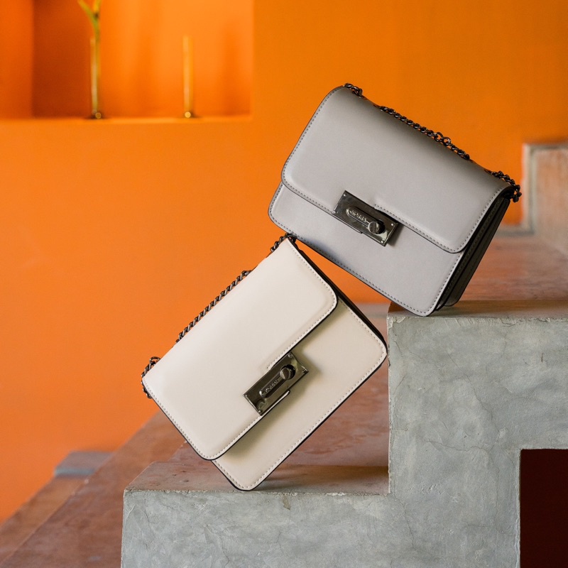 KORRA CARVE BAG คาร์ฟ กระเป๋าสายโซ่รมควัน หนังพียูเงา สายปรับได้ มี2สี