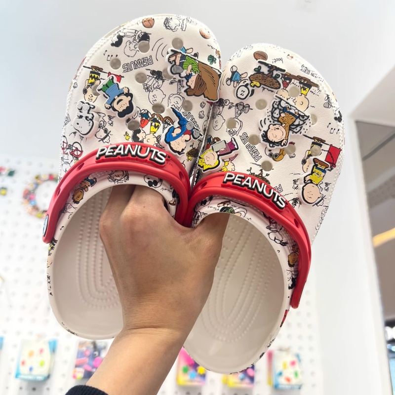 รองเท้า crocs แท้ peanuts classic clog รองเท้าแตะลําลอง กันลื่น ลายถั่วลิสงน่ารัก สไตล์คลาสิก#208629