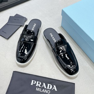 Prad * a รองเท้าแตะหนังนิ่ม หัวแหลม สีดํา แวววาว หัวเข็มขัดสามเหลี่ยม กันลื่น สําหรับผู้หญิง