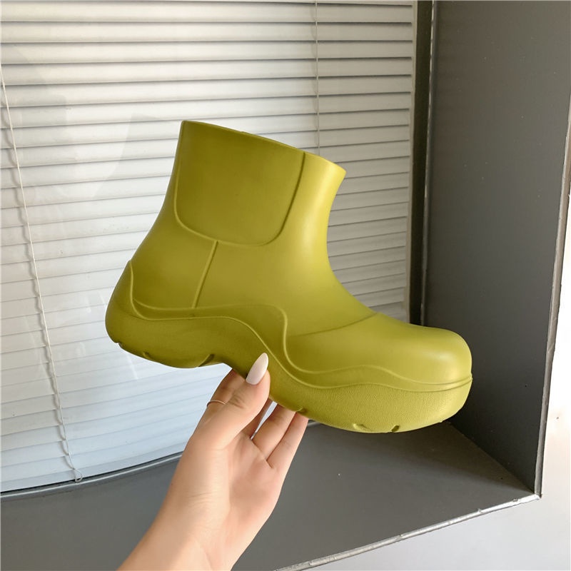 รองเท้าบูท กันฝน กันน้ํา พื้นหนา ขนาดใหญ่ สีแคนดี้ แฟชั่นสําหรับผู้หญิง 2U4T