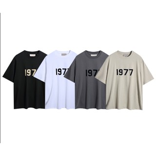 เสื้อยืดแขนสั้น พิมพ์ลายดิจิตอล FOG 1977 ทรงหลวม พลัสไซซ์ สไตล์สตรีท แฟชั่นสําหรับผู้ชาย และผู้หญิง