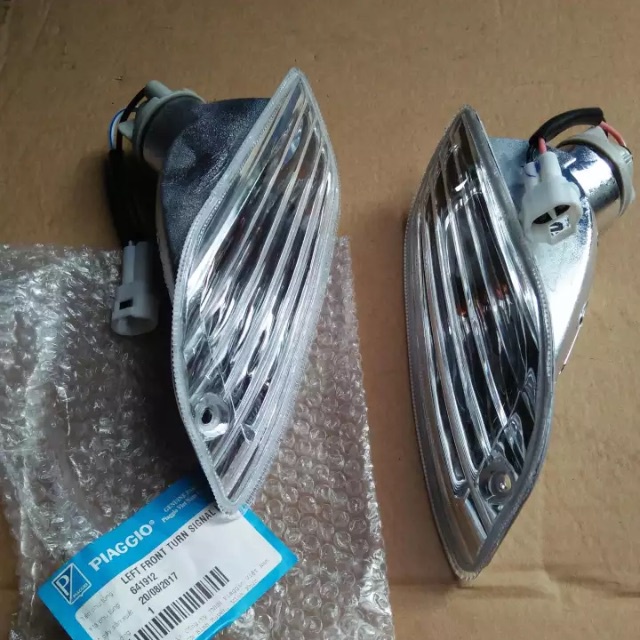 สัญญาณไฟเลี้ยวหน้า Vespa Lx125/150 คู่