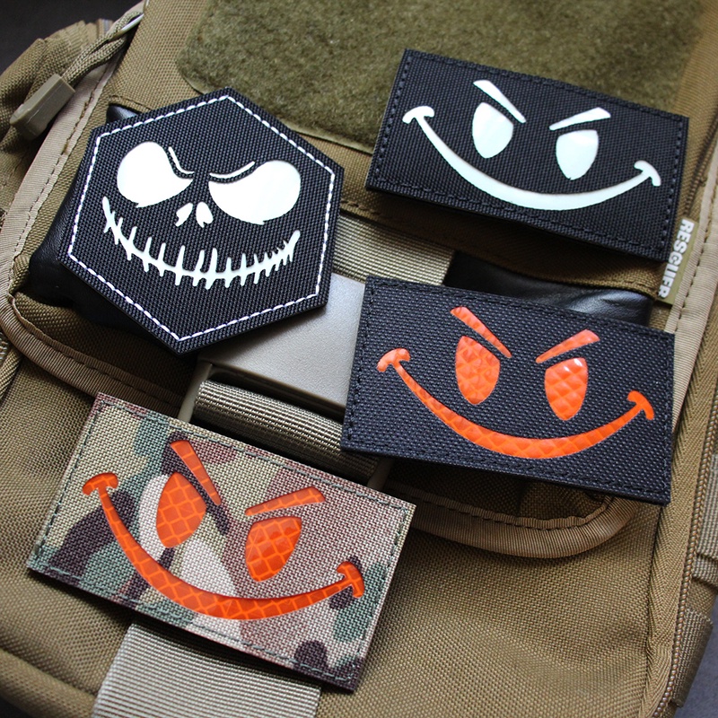 ที่ไม่ซ้ํากัน Velcro Armband Evil Smiley Face Patch สะท้อนแสงหน้ายิ้ม Morale Badge Luminous กระเป๋าเป้สะพายหลัง Jacket Patch