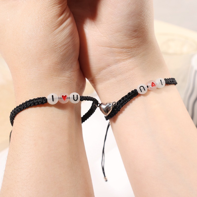 สร้อยข้อมือ เชือกถักแฮนด์เมด ประดับลูกปัดแม่เหล็ก รูปตัวอักษร I LOVE U เรืองแสง ปรับได้ โรแมนติก ของขวัญสําหรับวัยรุ่น ผู้หญิง คู่รัก แฟนสาว 1 คู่