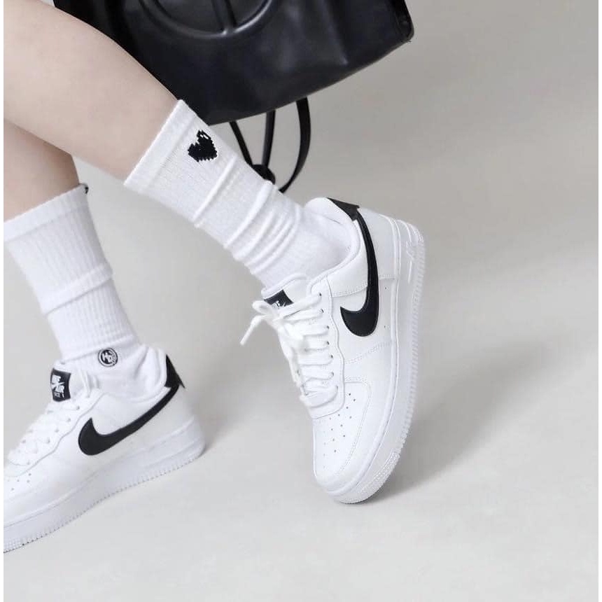 Nike Air Force 1 สีดำและสีขาว รองเท้า true