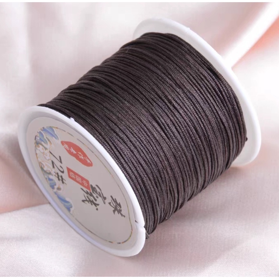 ไหมญี่ปุ่น 2 ชั้น ใช้ร้อยลูกปัด ถักเครื่องประดับเส้นแน่น เรียบลื่น ขนาด 0.8 มิล ยาว 45 เมตร และสีขาว 1 มิล ยาว 23 เมตร