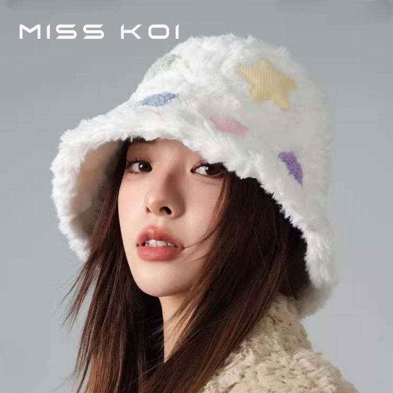 Misskoi [ คลังสินค ้ าพร ้ อม ] หมวกบักเก ็ ตผู ้ หญิงฤดูใบไม ้ ร ่ วงฤดูหนาวหมวกอ ่ างล ้ างหน ้ าตุ ๊ กตาหนาสไตล ์ ญี ่ ปุ ่ นอบอุ ่ นหมวกเย ็ นเส ้ นรอบวงหัวใหญ ่ หน ้ าเล ็ กสไตล ์ ใหม ่