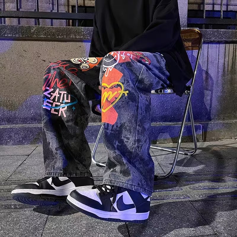 Bonnie Cathy  กางเกงขาตรงวินเทจสีเข้ม กางเกงขากว้างลายกราฟฟิตี้ กางเกงยีนส์แนวสตรีทฮิปฮอป - รูปที่ 3