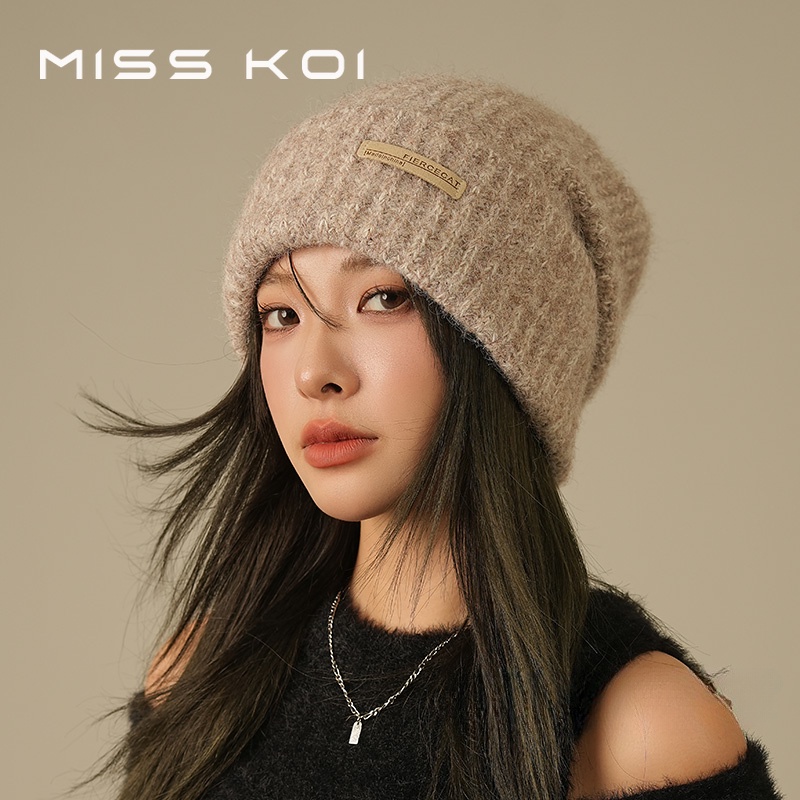 Misskoi [ คลังสินค ้ าพร ้ อม ] หมวกถักขนสัตว ์ ซ ้ อนหมวกผู ้ หญิงหลวมเส ้ นรอบวงหัวใหญ ่ หมวกเย ็ นฤดูใบไม ้ ร ่ วงฤดูหนาวอบอุ ่ นหนาป ้ องกันหูสไตล ์ ใหม ่