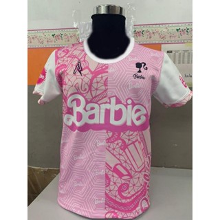 Barbie เสื้อยืดลําลอง แขนสั้น พิมพ์ลายฉลากบาร์บี้ สไตล์เรโทร สําหรับผู้ชาย และผู้หญิง