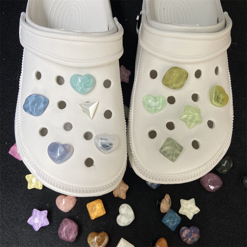 แฟชั่นหัวใจ Rhinestones jibbits เรืองแสงใน Dark รองเท้า Charms Rhinestones Jibitz croccs Pin อัญมณี Jibits Crocks รองเท้าผู้หญิงอุปกรณ์เสริมตกแต่ง