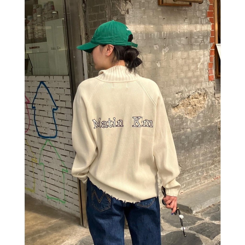 [SR-STUDIO] Matin Kim เสื้อกันหนาว เสื้อคาร์ดิแกน คอสูง ลําลอง มีซิปคู่ กลวง ปักลายตัวอักษร ลูกไม้ สไตล์เกาหลี