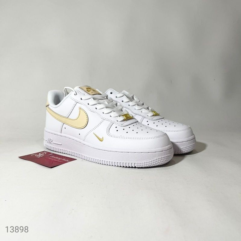Nike Air Force 1 Low 07 Essentials รองเท้าผ้าใบ สีขาว สีทอง สีเบจ ของแท้ 100%