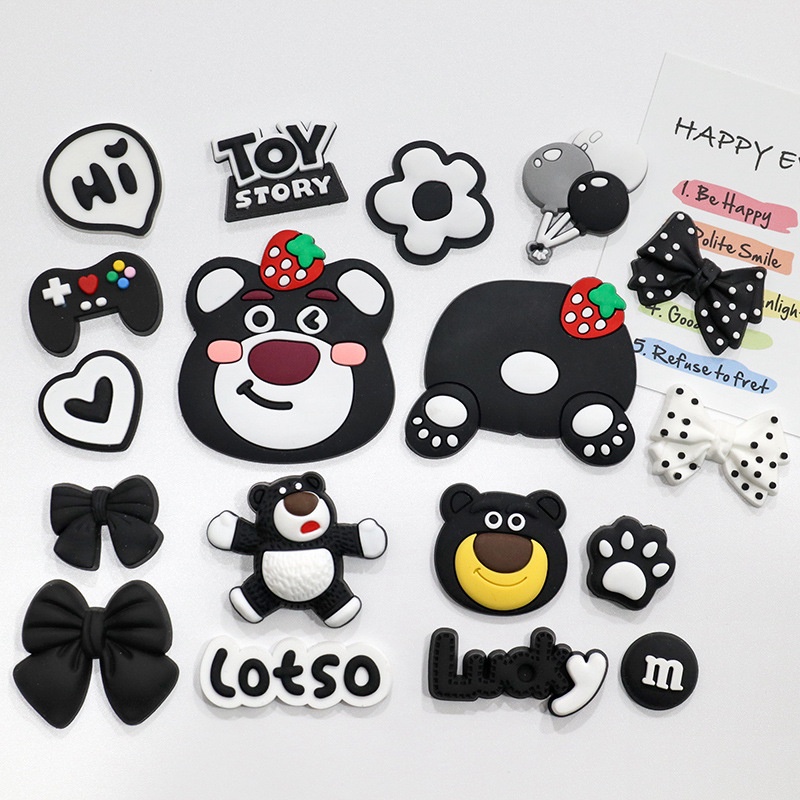 แผ่นยางนุ่ม pvc ลายการ์ตูนหมีสตรอเบอร์รี่ สีดํา และสีขาว สําหรับตกแต่งโทรศัพท์มือถือ diy