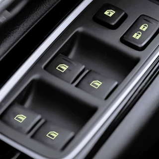 สติกเกอร์สะท้อนแสง ติดปุ่มกดหน้าต่างรถยนต์ อุปกรณ์เสริม สําหรับ Benz Bmw Toyota