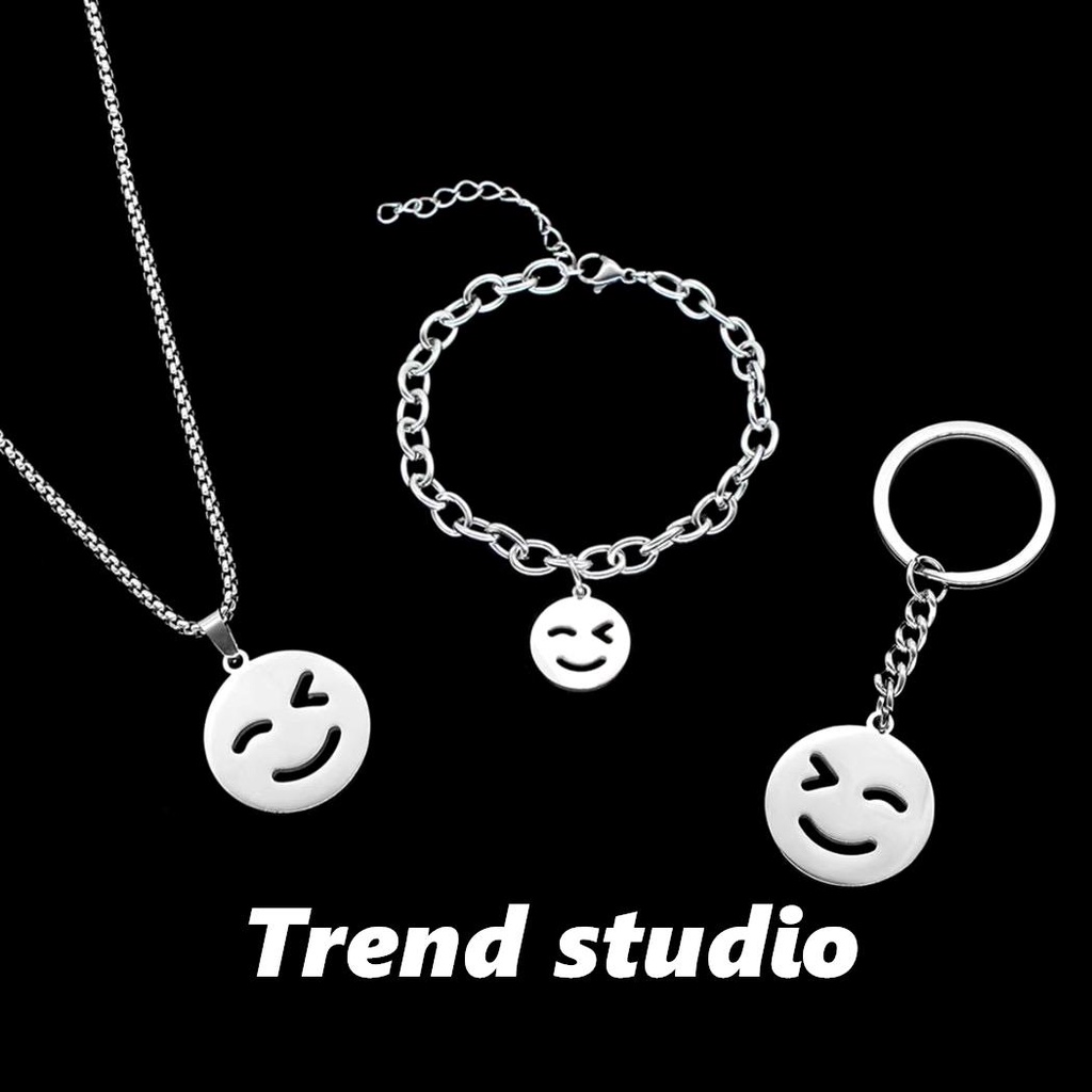 เซตสามชิ้นหน้ายิ้มน่ารัก สร้อยคอ สร้อยข้อมือ พวงกุญแจ สไตล์ไม่ซ้ำใคร วัสดุเหล็กไททาเนียม ไม่ซีดจาง เหมาะสำหรับทุกคน