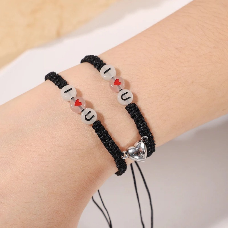 สร้อยข้อมือ เชือกถักแฮนด์เมด ประดับลูกปัดแม่เหล็ก รูปตัวอักษร I LOVE U เรืองแสง ปรับได้ โรแมนติก ของขวัญสําหรับวัยรุ่น ผู้หญิง คู่รัก แฟนสาว 1 คู่