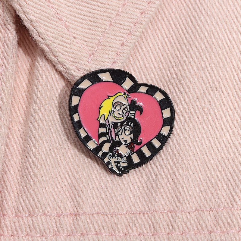 เครื่องประดับ เข็มกลัด รูปหัวใจ ลายอนิเมะ Beetlejuice Lydia Enamel Pin เหมาะกับของขวัญ สําหรับตกแต่งกระเป๋าเป้สะพายหลัง