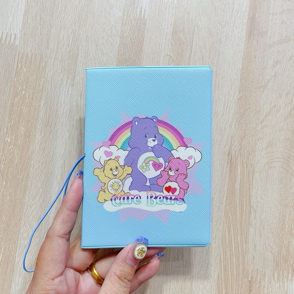 ‍✈️ สมุดพาสปอร์ต น่ารัก ลาย CAREBEAR งานหนัง pu มีช่องใส่บัตร ใส่ boading pass หลายช่อง พร้อมเชือกรัดสมุด ขนาด 14×10 cm