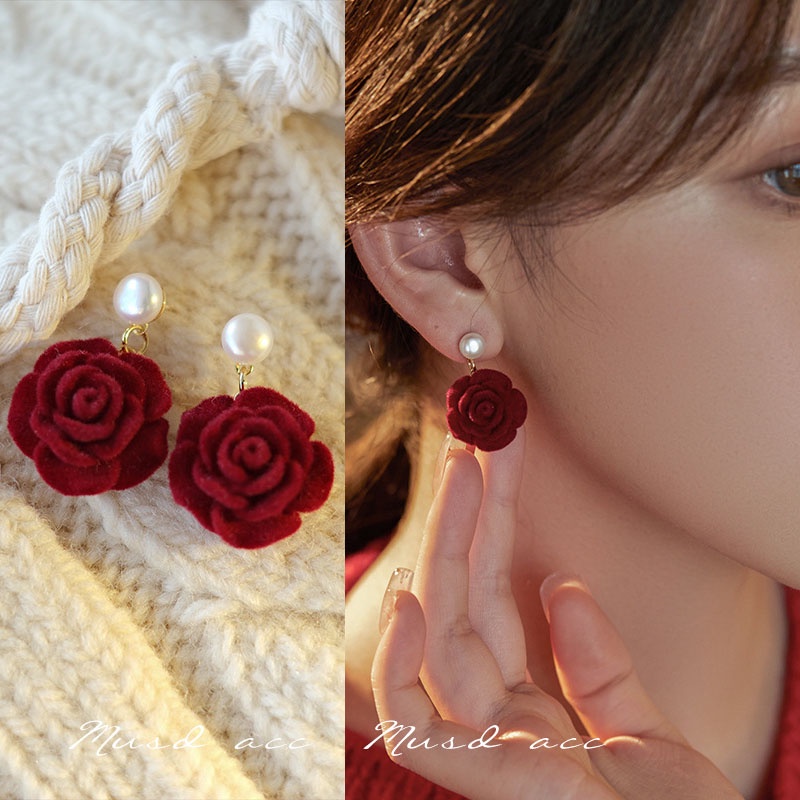 ต่างหู ผ้ากํามะหยี่ รูปดอกกุหลาบ สีแดง สไตล์ฮ่องกงเรโทร เหมาะกับฤดูใบไม้ร่วง และฤดูหนาว ปีใหม่