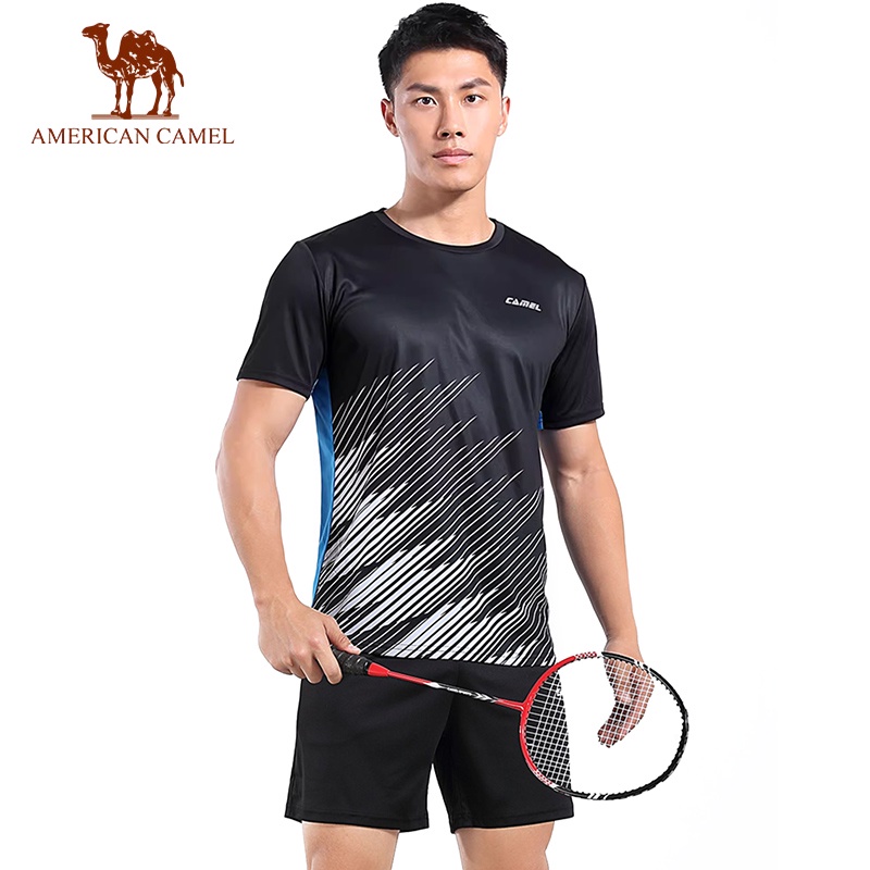 American CAMEL เสื้อยืดลําลอง แขนสั้น คอกลม ระบายอากาศ และกางเกงขาสั้น สไตล์สปอร์ต สําหรับผู้ชาย