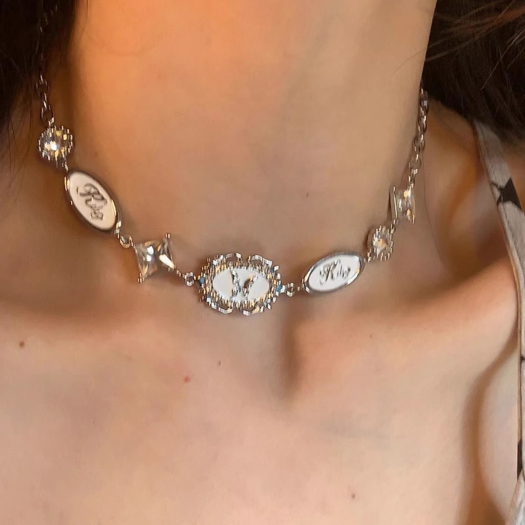 ขายร้อน! สร้อยคอ F&X บุคลิกภาพ ดรีมบัลเล่ต์ ~ หลายองค์ประกอบเคลือบผีเสื้อสีขาว สร้อยคอผู้หญิงฝรั่งเศสหรูหราเบา โซ่กระดูกไหปลาร้าใหม่