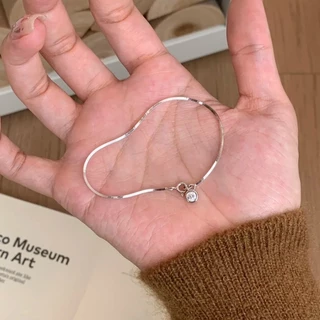 เวอร์ชั่นเกาหลีรอบงูกระดูกสร้อยข้อมือผู้หญิงระดับไฮเอนด์ประณีตออกแบบที่เรียบง่ายสร้อยข้อมืออุปกรณ์เสริมของขวัญขายส่ง