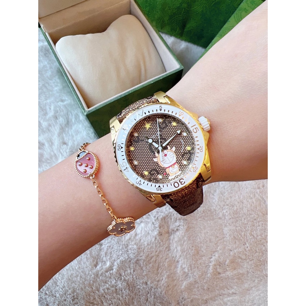 Aaa+{ Small Brain Tiger} Gucci Dora A Dream Is Here China Can Become A Little Tiger, Sapphire Series Style Simple Eye-catching Flat Sapphire Crystal Glass Watch Mirror and Watch Ring Cases Melt in One, to Complete นาฬิกาข้อมือ สายเข็มขัดเรียบเนียน สําหรับ