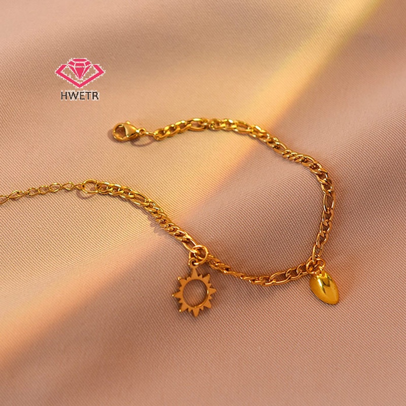 Hwetr สร้อยข้อมือสเตนเลส แม่เหล็ก รูปดวงจันทร์ ดวงอาทิตย์ หัวใจ ไม่ซีดจาง เรียบง่าย สไตล์ฮิปฮอป สําหรับคู่รัก แฟนสาว เครื่องประดับมือใหม่ 2 ชิ้น