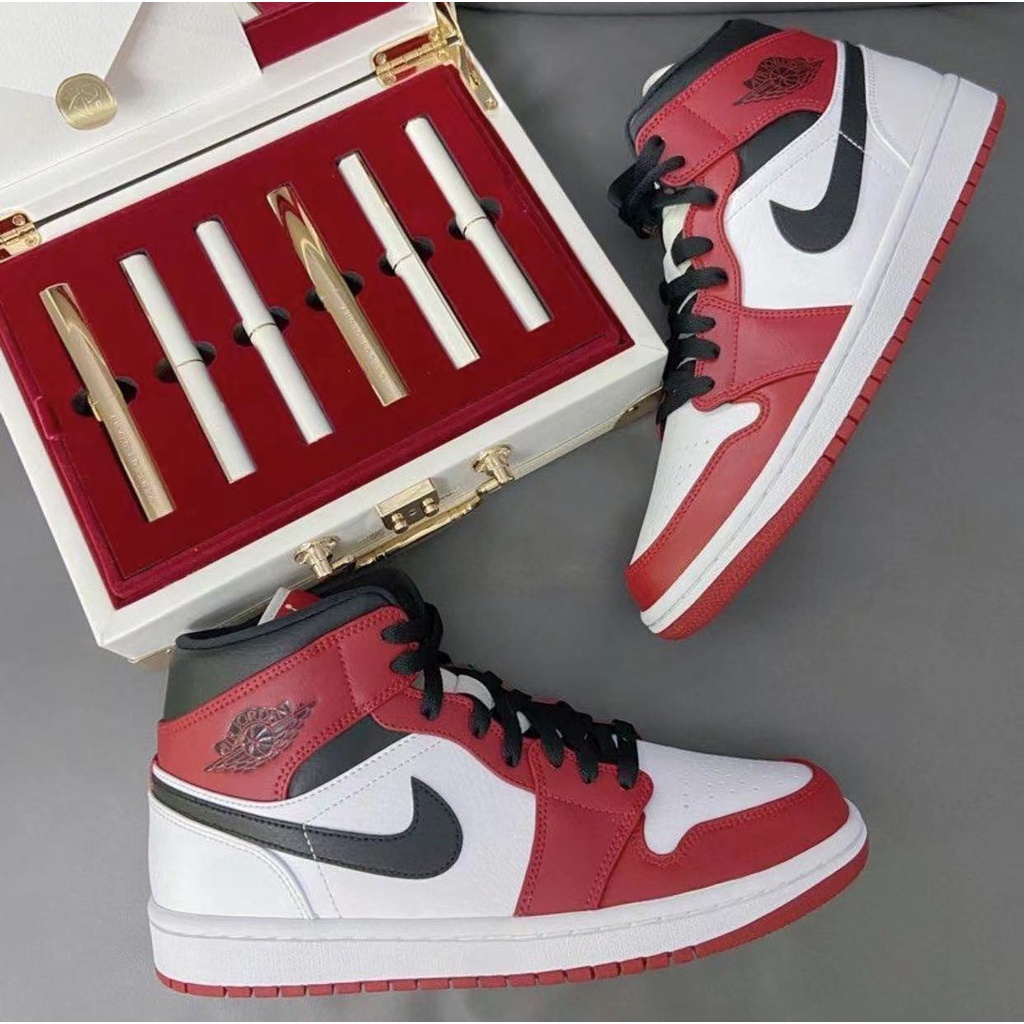 11.11【TH stock】รองเท้าสูง   2023 Nike aj1 Air Jordan 1 Chicago Mid / Little Chicago / White Red Uni