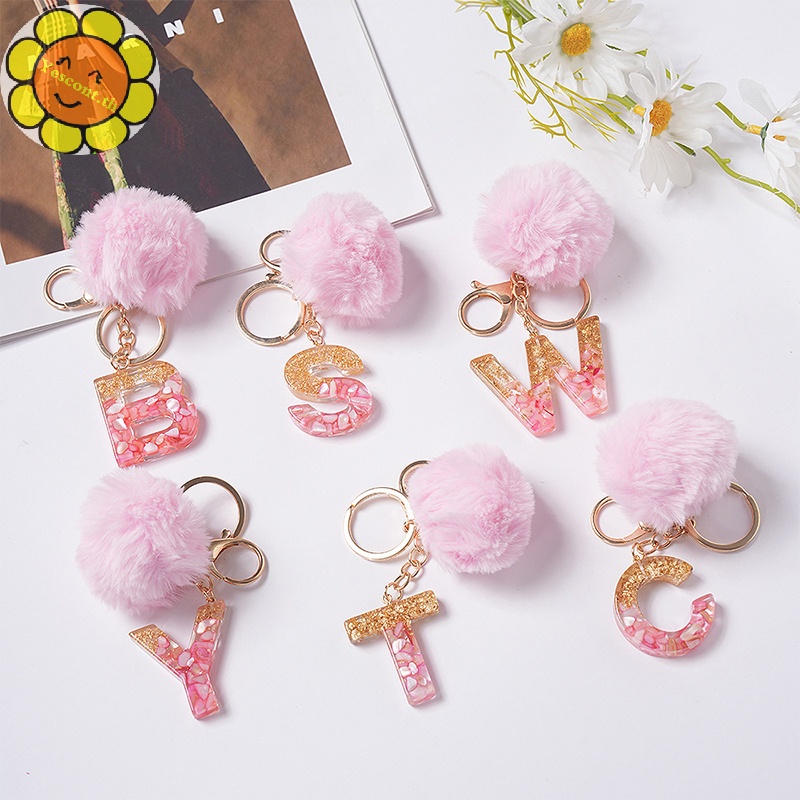 Yescont พวงกุญแจเรซิ่น จี้ลูกบอลปอมปอม 26 ตัวอักษร สีชมพู เครื่องประดับ สําหรับผู้หญิง TH
