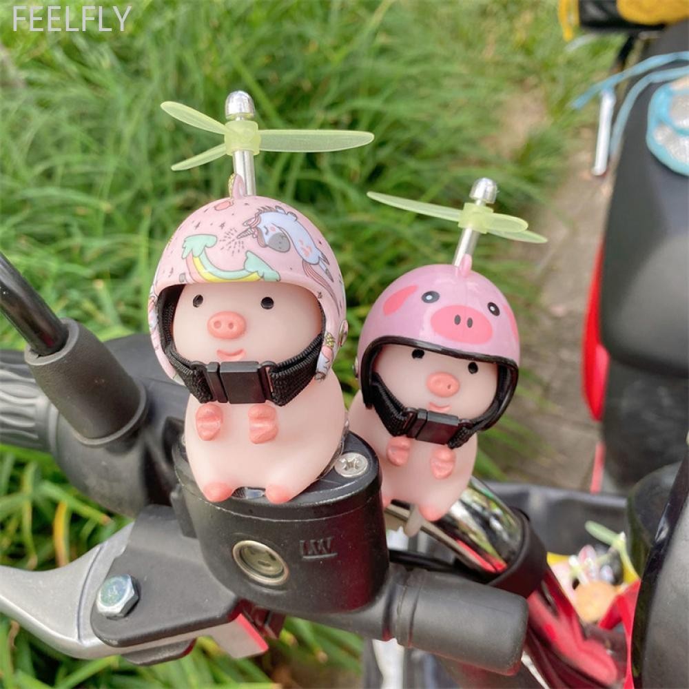 Feelfly หมูน้อยสีชมพูรถอุปกรณ์เสริมลมหักรถหมูน่ารักเครื่องประดับหมวกกันน็อกใบพัดลมทําลายเป็ดขี่ขี่จักรยานตกแต่ง B5I8