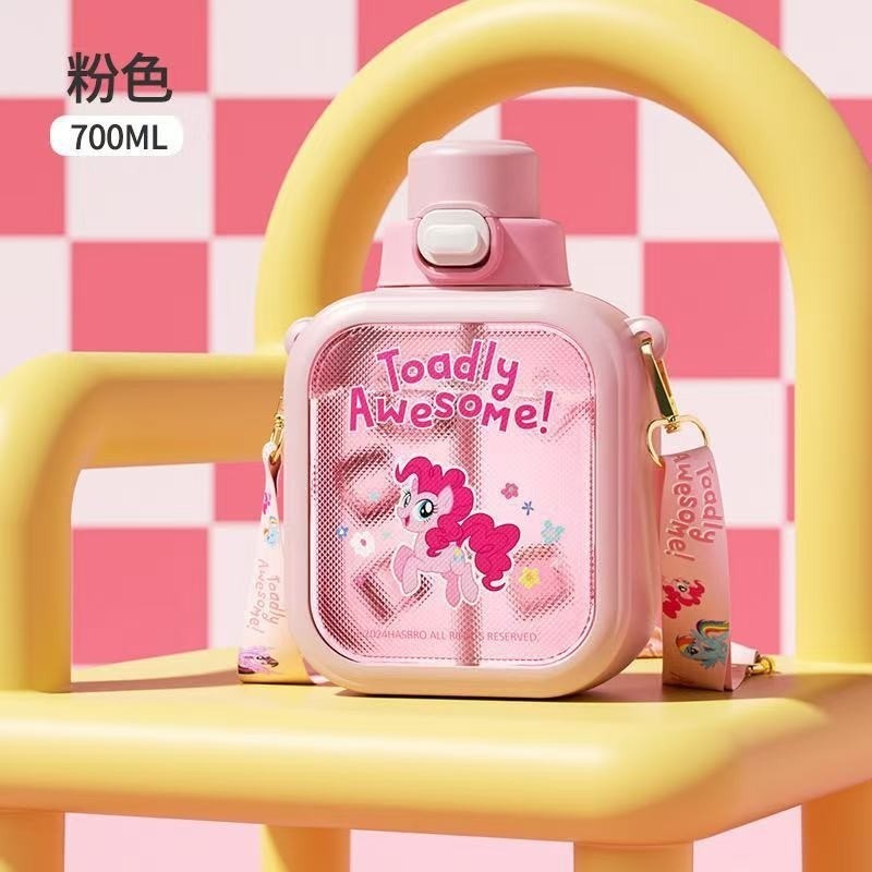 ถ้วยน้ํา Kuromi 2025 สไตล์ใหม่ Crayon Shin-Chan ขวดน้ําพร้อมฟาง Crossbody เด็กนักเรียนถ้วยพลาสติกสี่เหลี่ยมแบบพกพา