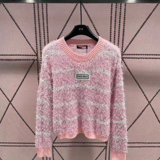 Miu MIU เสื้อแขนยาว คอกลม ผ้าเรยอนถัก แบบสวมหัว สีชมพูสดใส แฟชั่นฤดูใบไม้ร่วง สําหรับผู้หญิง