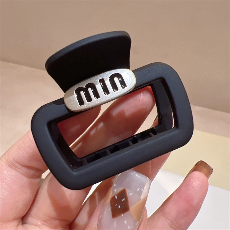 กิ๊บติดผมหางม้า ทรงสี่เหลี่ยม พิมพ์ลายตัวอักษร สีกาแฟ thumbnail 7