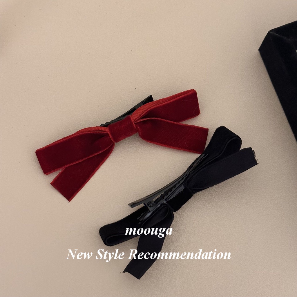 Moouga กิ๊บติดผม ผ้ากํามะหยี่ เนื้อแมตต์ สีแดง ประดับโบว์ด้านข้าง สีดํา สําหรับเด็กผู้หญิง