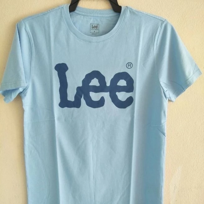 S-5XL เสื้อยืดผ้าฝ้ายพิมพ์ลายคลาสสิกLEE แท้ 100% เสื้อยืดสีฟ้า ทรงตรง