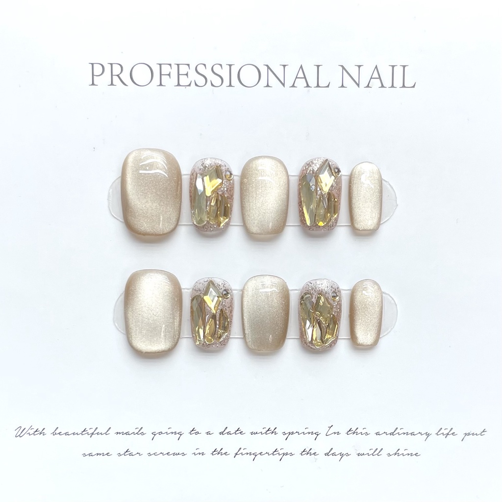 【ชุดเครื่องมือ 5in1 + งานแฮนด์เมด】เล็บปลอมทรงสี่เหลี่ยมสั้นสีชานมฤดูใบไม้ร่วงฤดูหนาวคริสตัลตาแมวสีแชมเปญเพชรประกายแวววาวแผ่นแปะเล็บปลอมแบบส่องไฟเล็บเทียมที่นำกลับมาใช้ใหม่ได้