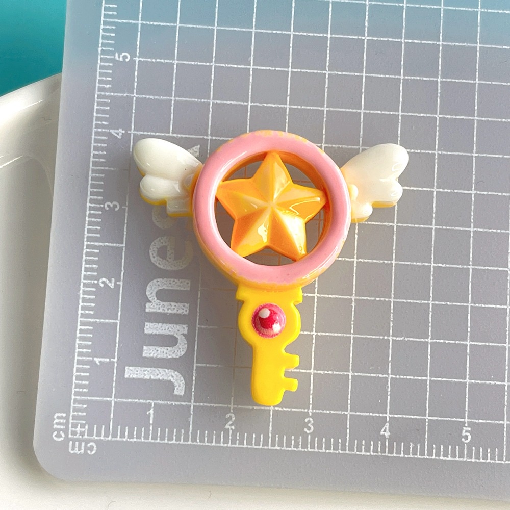 [4 #] การ์ตูนเซเลอร์มูนแวววาว อุปกรณ์เสริมเรซิน กาวครีม เครื่องประดับผม diy เชือกรัดผม หัวเข็มขัดรองเท้า ตกแต่งความงาม รูรองเท้า หัวเข็มขัด อุปกรณ์เสริม SC