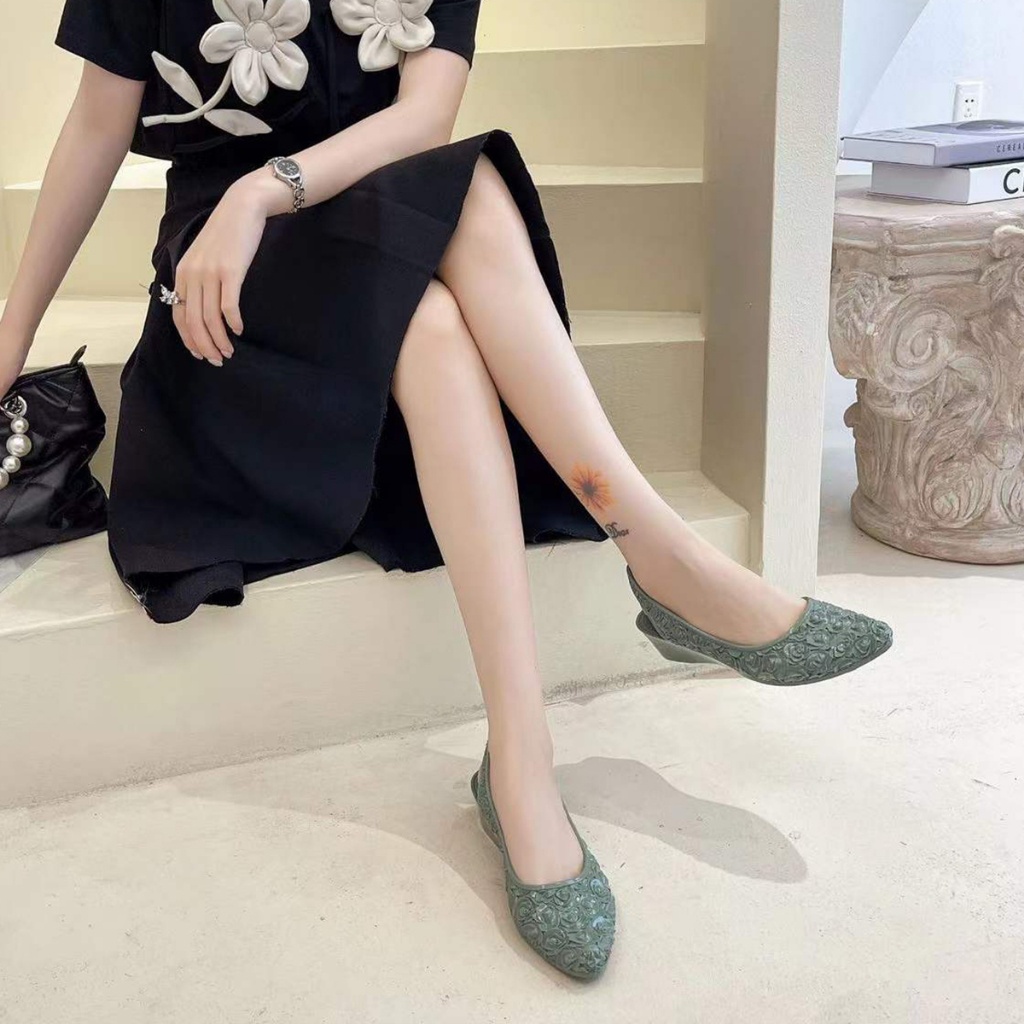 รองเท้าคัชชูส้นสูง หนังนิ่ม เบา ใส่สบาย สีพื้นเเต่งลายดอกไม้