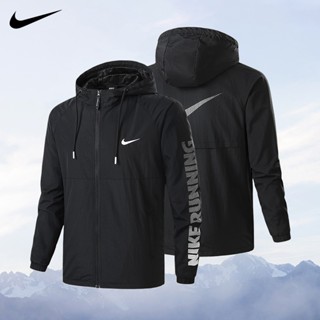 Nike ของแท้ 100% เสื้อแจ็กเก็ต เสื้อกันลม มีฮู้ด พิมพ์ลายตัวอักษร ระบายอากาศ กันลม กันความหนาว สําหรับผู้ชาย