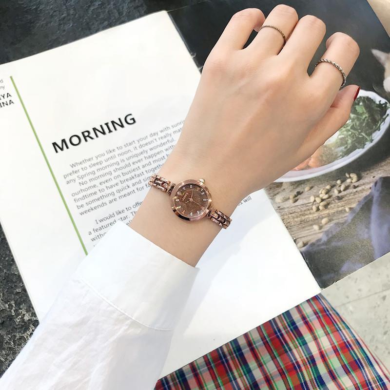 นาฬิกาข้อมือควอตซ์ สายโลหะ ขนาดเล็ก กันน้ํา แบบเรียบง่าย สไตล์ยุโรป และอเมริกา แฟชั่นเรโทร สําหรับผู้หญิง