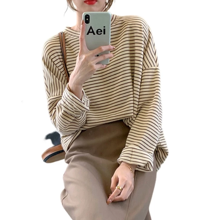 FASHION.61 เสื้อยืดเเขนยาวลายริ้วทรงโอเวอร์ไซค์ผู้หญิง รุ่น W6905