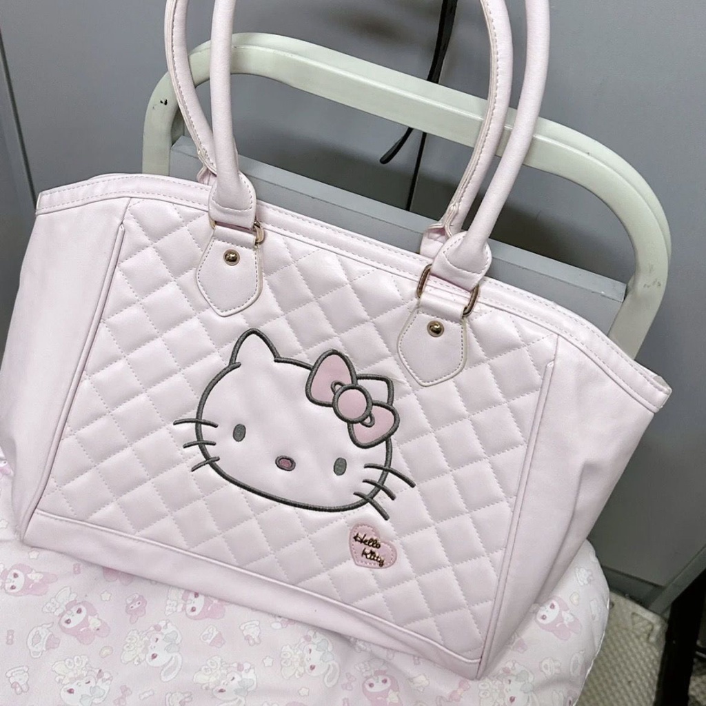 SANRIO [Haroro] กระเป๋าถือ กระเป๋าสะพายไหล่ หนังนิ่ม ทรงโท้ท ขนาดใหญ่ จุของได้เยอะ ลาย Hello Kitty เหมาะกับการเดินทาง สําหรับสตรี
