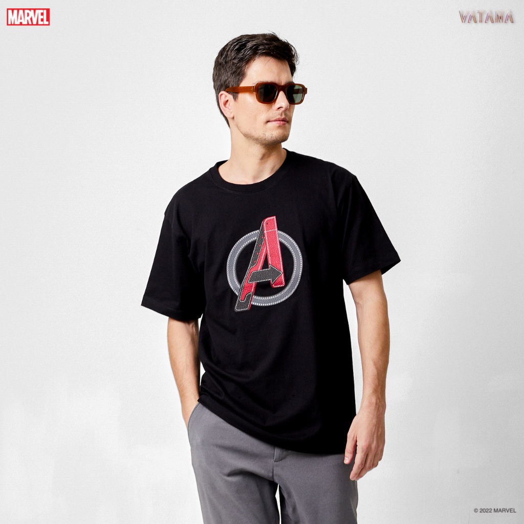 ยินดีต้อนรับ a VATANA - เสื้อยืดแขนสั้น สีดำ พิมพ์ลาย Avengers Logo Leather