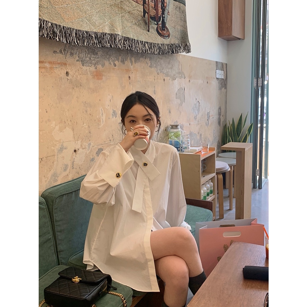 เสื้อเชิ้ตแขนยาว ทรงหลวม สีขาว เข้ากับทุกการแต่งกาย